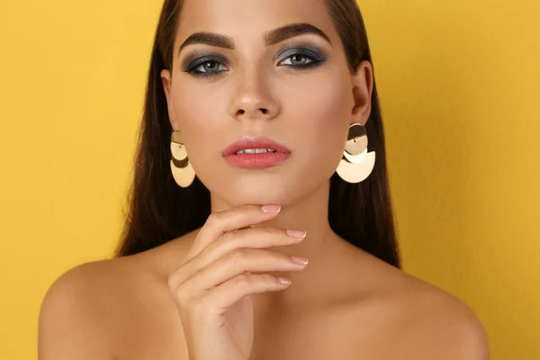 Retrato Mujer Hermosa Con Maquillaje Elegante Sobre Fondo Color — Foto de Stock