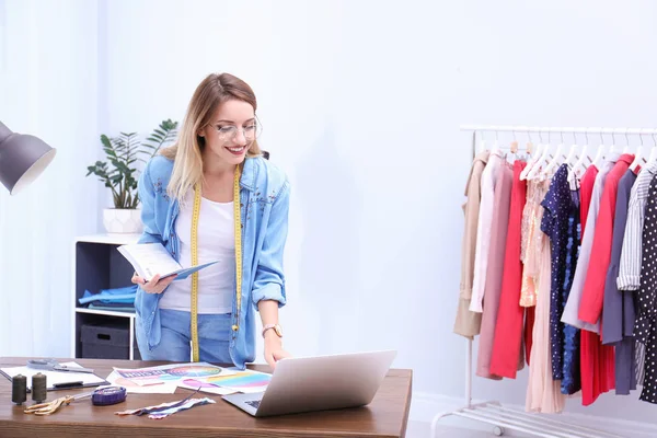 Hermosa Joven Estilista Lugar Trabajo Cerca Rack Con Ropa Espacio — Foto de Stock