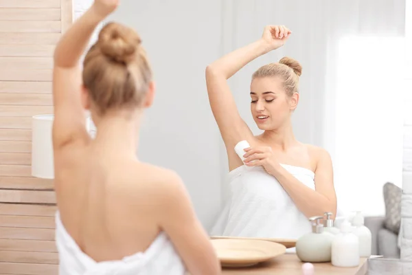 Krásná Mladá Žena Deodorant Použití Sprcha Koupelně — Stock fotografie