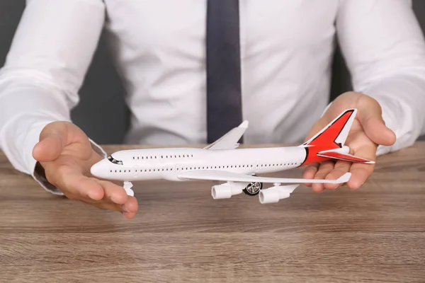 Agente Seguros Segurando Avião Brinquedo Mesa Close Conceito Segurança Viagem — Fotografia de Stock