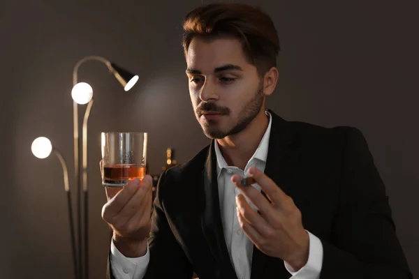 Ung Man Med Glas Whisky Och Cigarr Hemma — Stockfoto