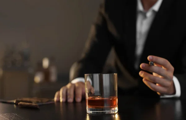 Mann Mit Glas Whiskey Und Zigarre Tisch Sitzend Nahaufnahme Raum — Stockfoto