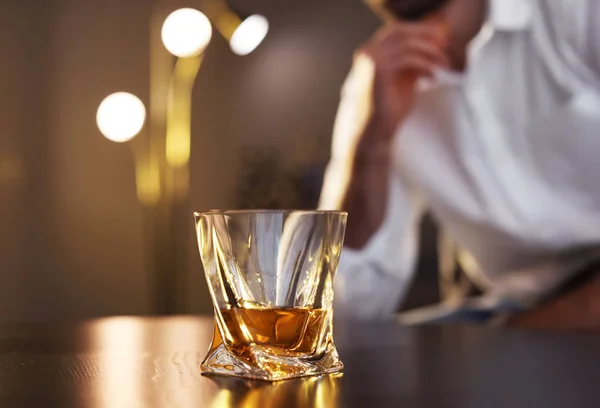 Mann Sitzt Mit Einem Glas Whisky Tisch Nahaufnahme Raum Für — Stockfoto