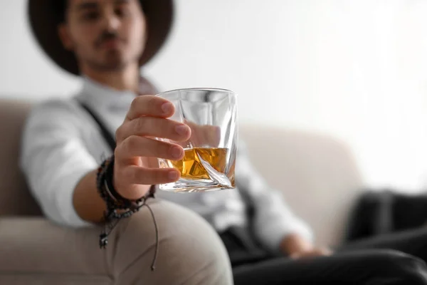 Junger Mann Mit Einem Glas Whisky Auf Dem Heimischen Sofa — Stockfoto