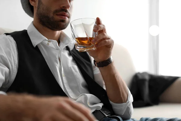 Fiatal Férfi Pohár Whiskyt Kanapén Otthon Vértes — Stock Fotó