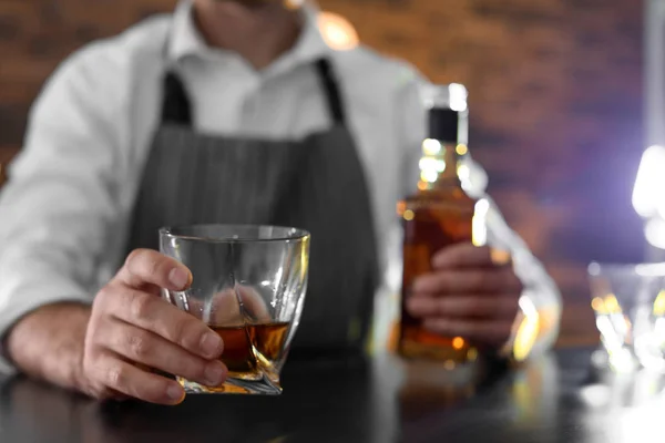 Bartender Med Glas Och Flaska Whisky Räknaren Bar Närbild Utrymme — Stockfoto
