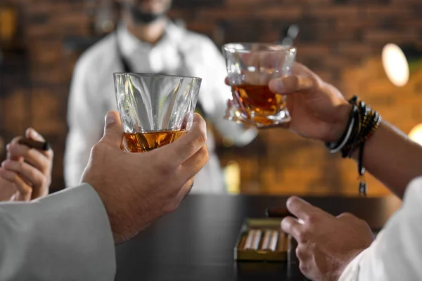 Freunde Trinken Gemeinsam Whisky Bar Nahaufnahme — Stockfoto