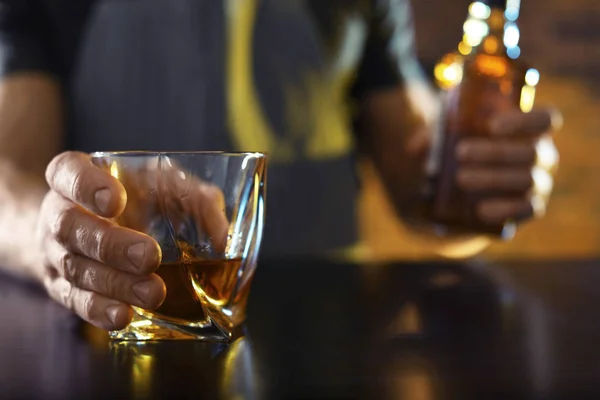 Barkeeper Mit Glas Und Flasche Whiskey Tresen Der Bar Nahaufnahme — Stockfoto