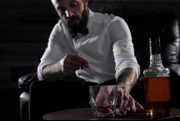 Bardak Viski Puro Kapalı Masada Oturan Adam — Stok fotoğraf