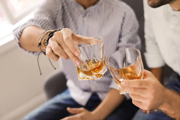 Freunde Stoßen Mit Gläsern Whiskey Drinnen Nahaufnahme — Stockfoto