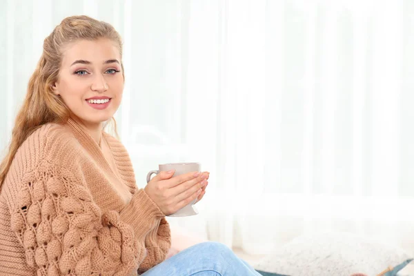 Attraente Giovane Donna Accogliente Maglione Caldo Con Tazza Bevanda Calda — Foto Stock