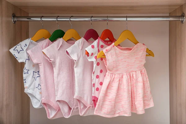 Hängare Med Babykläder Rack Garderob — Stockfoto