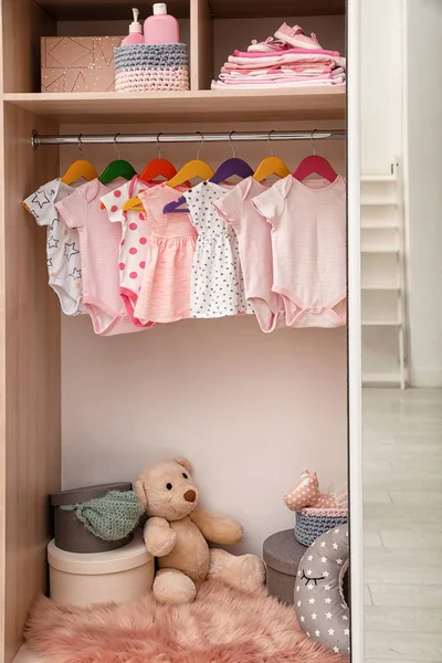 Шкаф Красивой Детской Одеждой Игрушками — стоковое фото