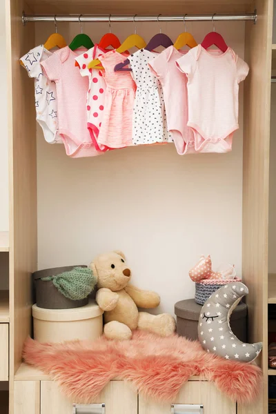 Armoire Avec Des Vêtements Bébé Mignons Des Jouets — Photo