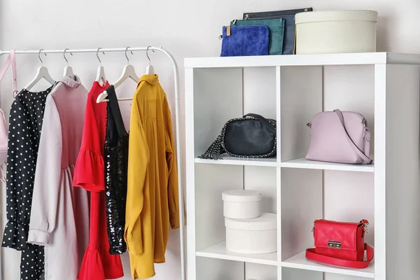 スタイリッシュなバッグと屋内での服のワードローブ インテリア デザインのアイデア — ストック写真
