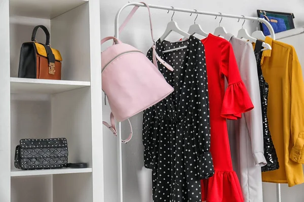スタイリッシュなバッグと屋内での服のワードローブ インテリア デザインのアイデア — ストック写真