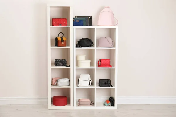 異なるスタイリッシュなバッグを屋内とワードローブ棚 インテリア デザインのアイデア — ストック写真