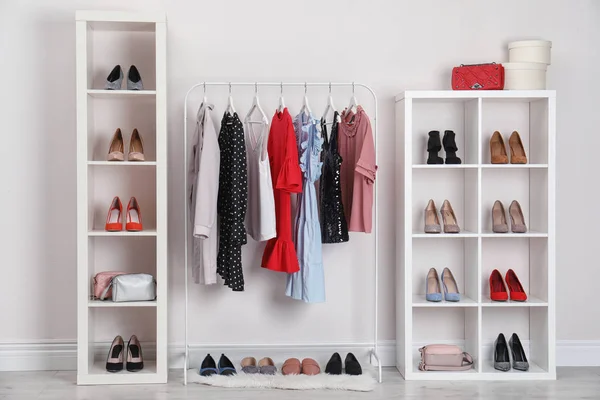 Prateleiras Guarda Roupa Com Diferentes Sapatos Elegantes Roupas Dentro Casa — Fotografia de Stock