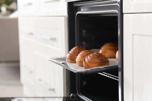 Öppna Ugnsluckan Med Bricka Med Nybakade Bullar Köket — Stockfoto