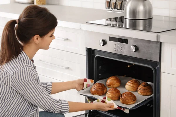 Bella Giovane Donna Tirando Fuori Vassoio Focacce Forno Dal Forno — Foto Stock