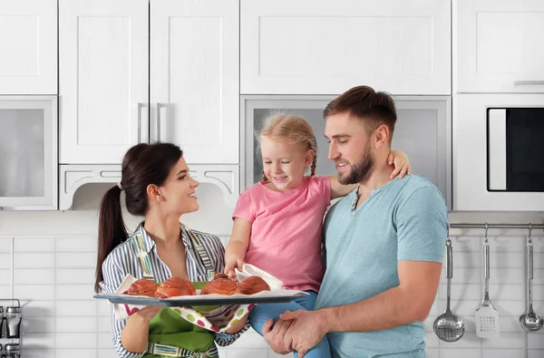 Hermosa Mujer Tratando Familia Con Bollos Recién Horneados Horno Cocina — Foto de Stock