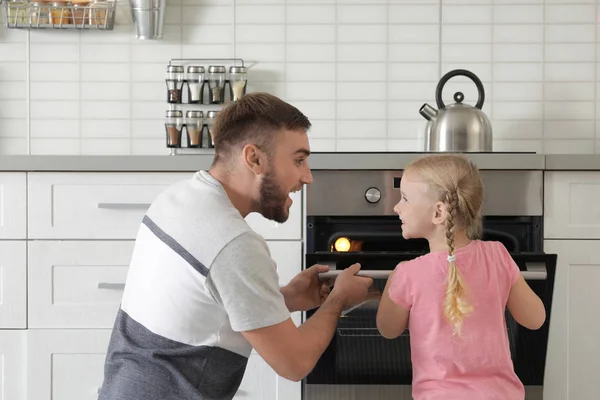 Pai Filha Abrindo Forno Enquanto Assando Cozinha — Fotografia de Stock