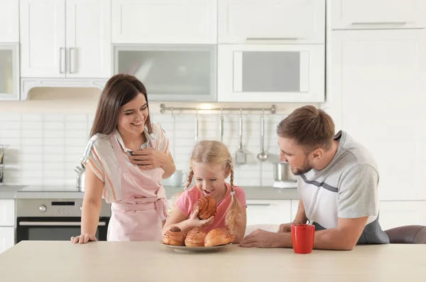Casal Feliz Tratando Sua Filha Com Pão Cozido Forno Cozinha — Fotografia de Stock