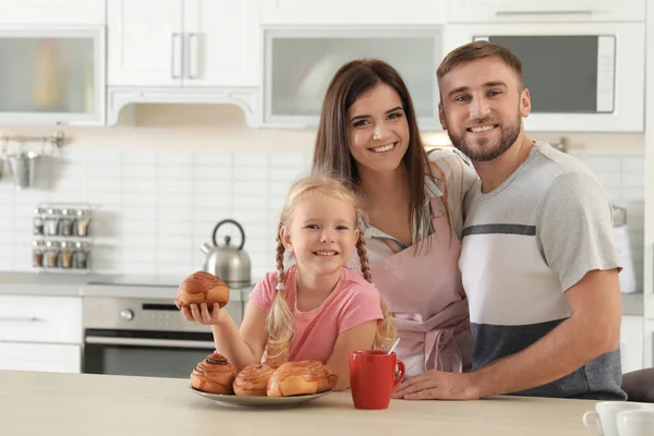 Família Feliz Com Pães Recém Cozidos Forno Mesa Cozinha Espaço — Fotografia de Stock