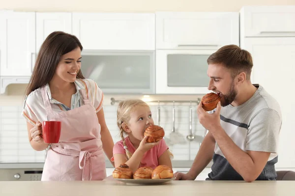 Happy Family Eating Freshly Oven Baked Buns Kitchen — Stock Photo, Image