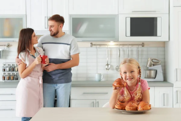 Liten Flicka Med Nymalen Ugn Bakade Bullar Bordet Köket — Stockfoto