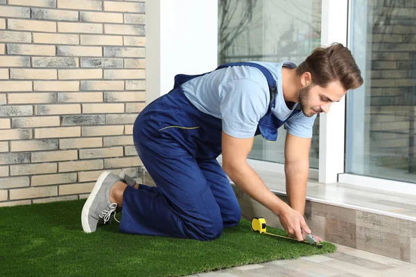 Hombre Uniforme Corte Alfombra Césped Artificial Interior — Foto de Stock