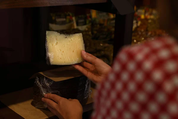 Mulher Escolhendo Queijo Saboroso Exposição Loja — Fotografia de Stock