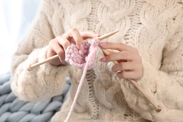 Prachtige Tienermeisje Warme Gezellige Trui Breien Close — Stockfoto