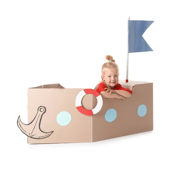 Schattig Klein Meisje Speelt Met Kartonnen Schip Witte Achtergrond — Stockfoto
