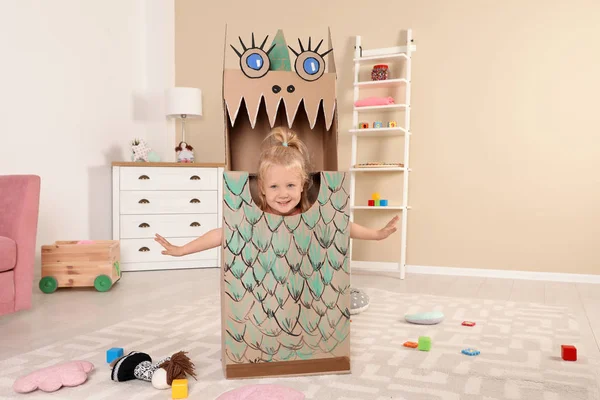 Nettes Kleines Mädchen Spielt Hause Mit Pappdrachen — Stockfoto