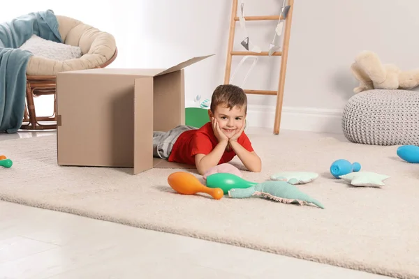 Netter Kleiner Junge Spielt Hause Mit Pappschachtel — Stockfoto