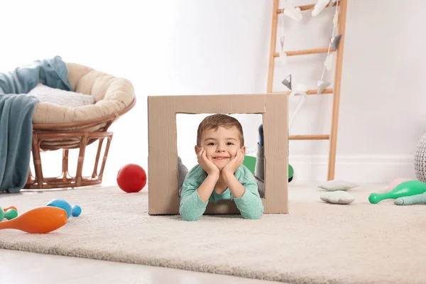 可爱的小男孩在家里玩纸板箱 — 图库照片