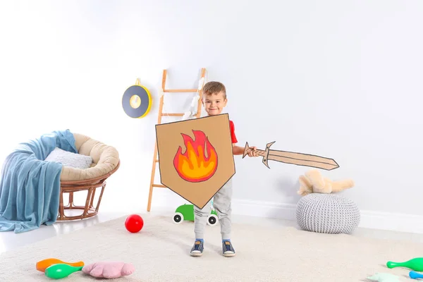 Karton Kılıç Kalkan Evde Oynarken Şirin Küçük Çocuk — Stok fotoğraf