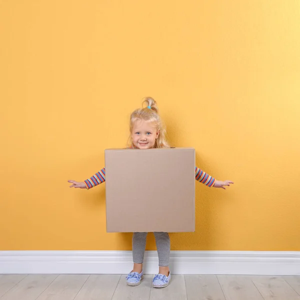 Petite Fille Mignonne Jouant Avec Boîte Carton Près Mur Couleur — Photo