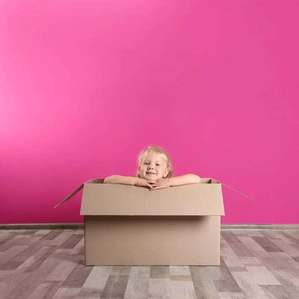 Petite Fille Mignonne Jouant Avec Boîte Carton Près Mur Couleur — Photo