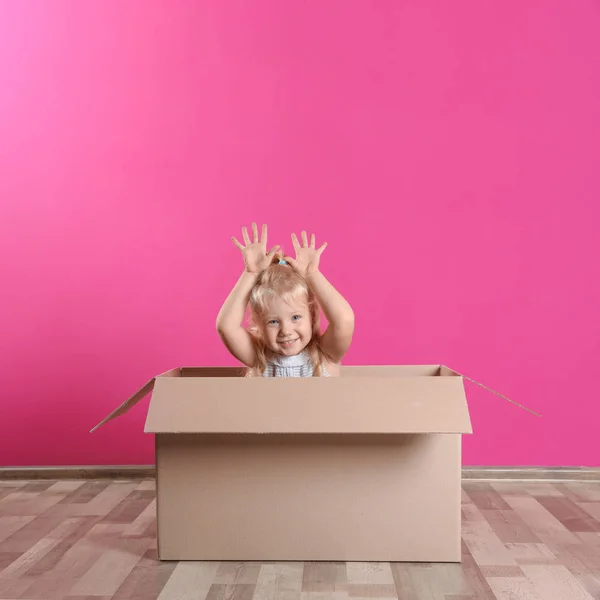 Linda Niña Jugando Con Caja Cartón Cerca Pared Color — Foto de Stock