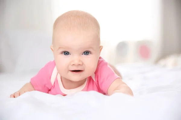 Pretty Baby Liggande Sängen Hemma Närbild — Stockfoto