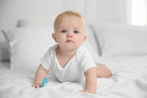 Lindo Bebé Con Chupete Acostado Cama Casa — Foto de Stock