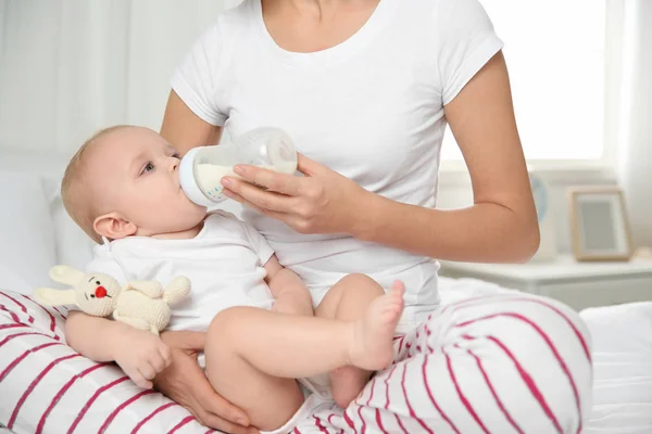 Mooie Moeder Houden Voeden Van Haar Baby Uit Fles Bed — Stockfoto