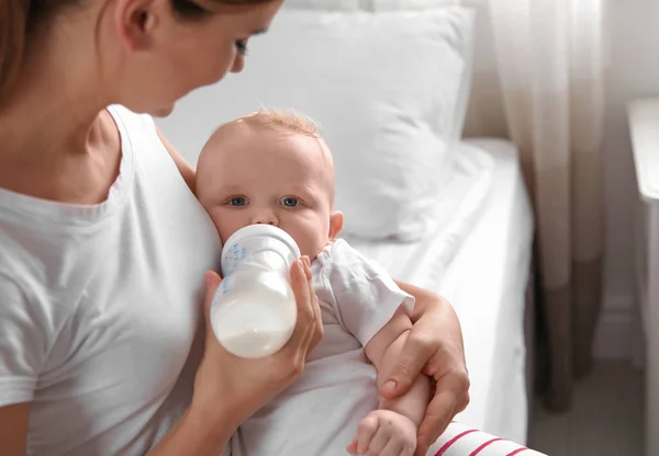 Mooie Moeder Houden Voeden Van Haar Baby Uit Fles Bed — Stockfoto