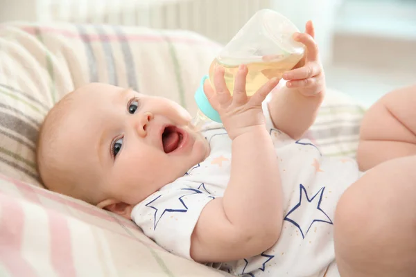 Pretty Baby Dricka Flaska Sängen Hemma — Stockfoto