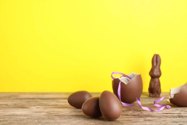 Bella Composizione Con Uova Pasqua Cioccolato Sul Tavolo Legno Spazio — Foto Stock