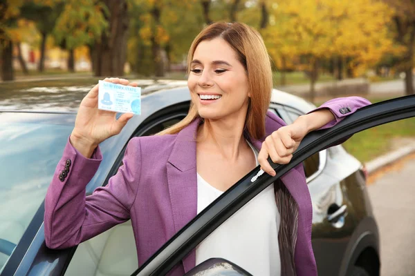 Mulher Segurando Carta Condução Perto Carro Aberto — Fotografia de Stock