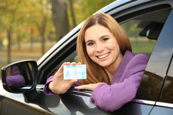 Mulher Feliz Segurando Carta Condução Carro — Fotografia de Stock