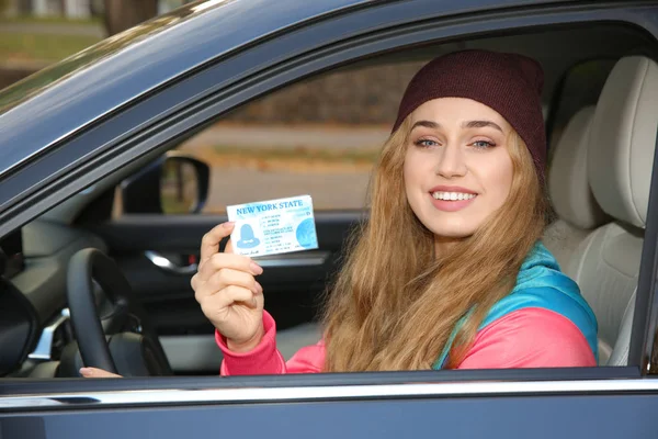 Ευτυχισμένη Γυναίκα Που Κατέχουν Άδεια Οδήγησης Αυτοκινήτου — Φωτογραφία Αρχείου